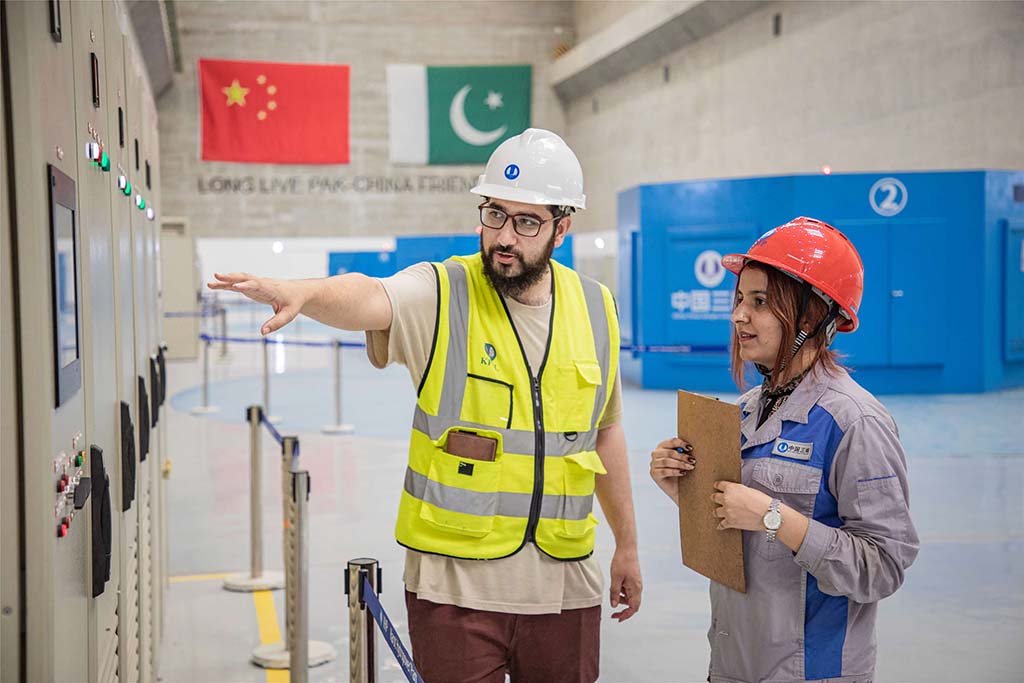 7月14日，巴方工作人員在卡洛特水電站-地下電廠檢查數(shù)據(jù)。 （人民網(wǎng)記者 薛丹攝）
