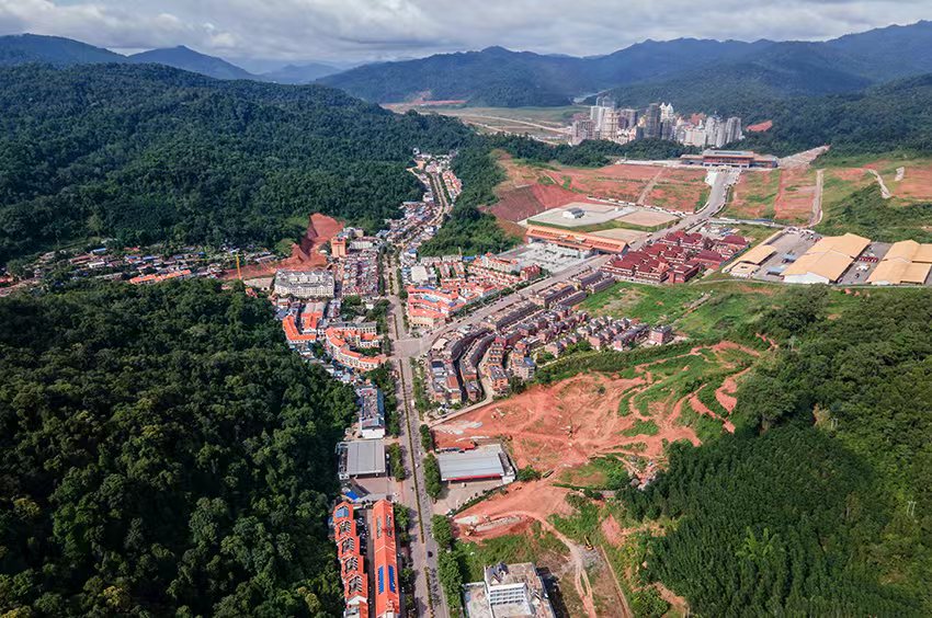 磨憨口岸俯瞰，右前方高層白色建筑群為老撾境內(nèi)。人民網(wǎng)記者 符皓攝