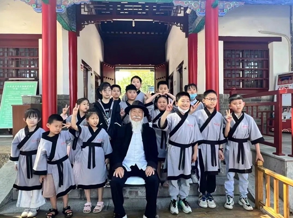 聽孔廟歷史見證人——白胡子爺爺講述臨沂城過去的故事。臨沂市博物館供圖