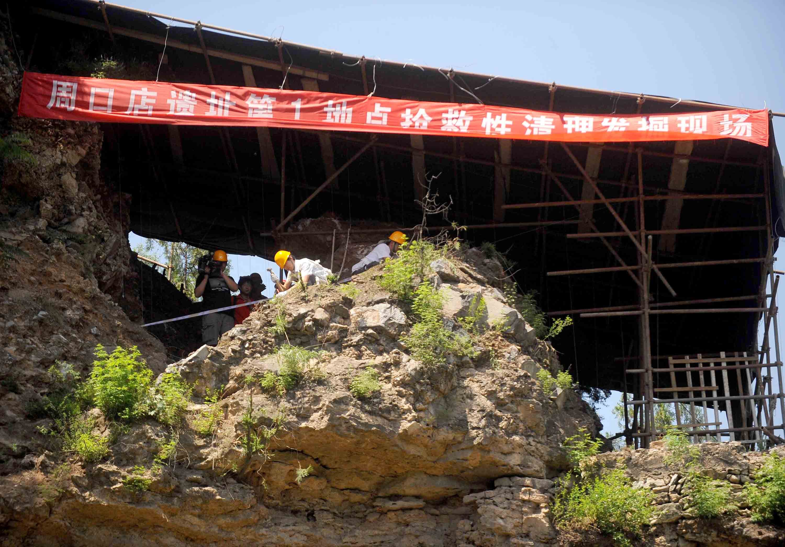 中國(guó)文化源遠(yuǎn)流長(zhǎng)，中華文明博大精深。中華文明探源工程等重大工程的研究成果，實(shí)證了我國(guó)百萬(wàn)年的人類史、一萬(wàn)年的文化史、五千多年的文明史。這是2009年6月24日，考古工作人員在北京周口店遺址第1地點(diǎn)進(jìn)行搶救性清理發(fā)掘工作。新華社記者 羅曉光 攝