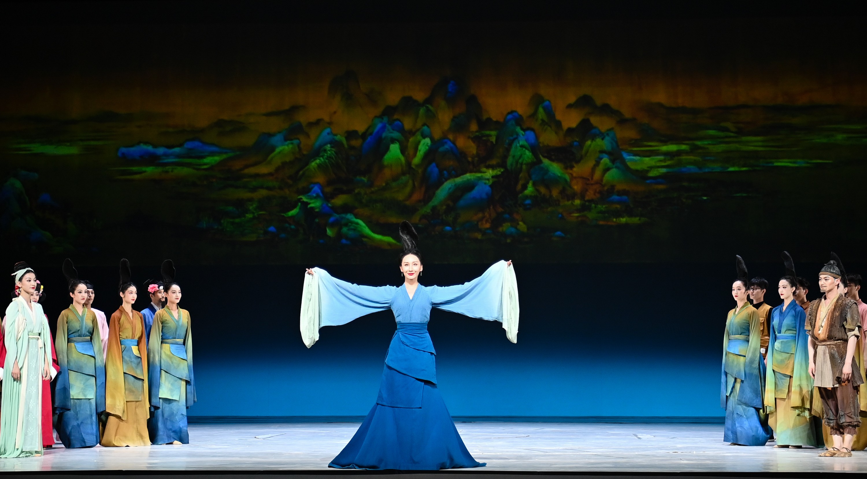 2023年7月20日，中國(guó)東方演藝集團(tuán)演員在烏魯木齊文化中心大劇院表演舞蹈詩(shī)劇《只此青綠》。新華社記者 李響 攝