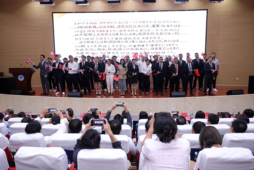 7月31日，昆明鐵道職業(yè)技術(shù)學(xué)院舉行援老撾鐵道職業(yè)技術(shù)學(xué)院項(xiàng)目教育能力建設(shè)教師培養(yǎng)班結(jié)業(yè)典禮。 昆明鐵道職業(yè)技術(shù)學(xué)院供圖