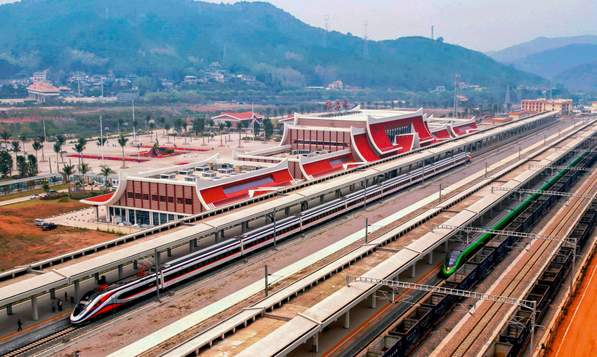 對(duì)向行駛的國(guó)際客運(yùn)列車(chē)“復(fù)興號(hào)”和“瀾滄號(hào)”在磨憨站交匯。楊紫軒攝