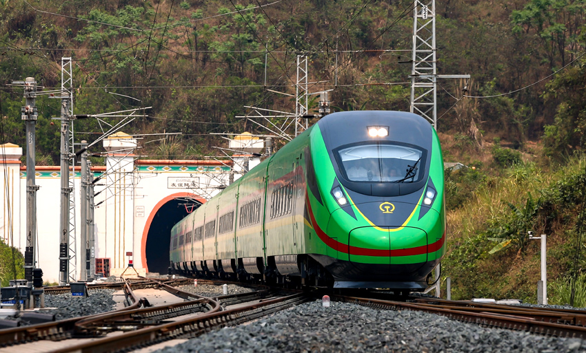 “復(fù)興號(hào)”動(dòng)車(chē)組列車(chē)駛過(guò)友誼隧道。徐章位攝