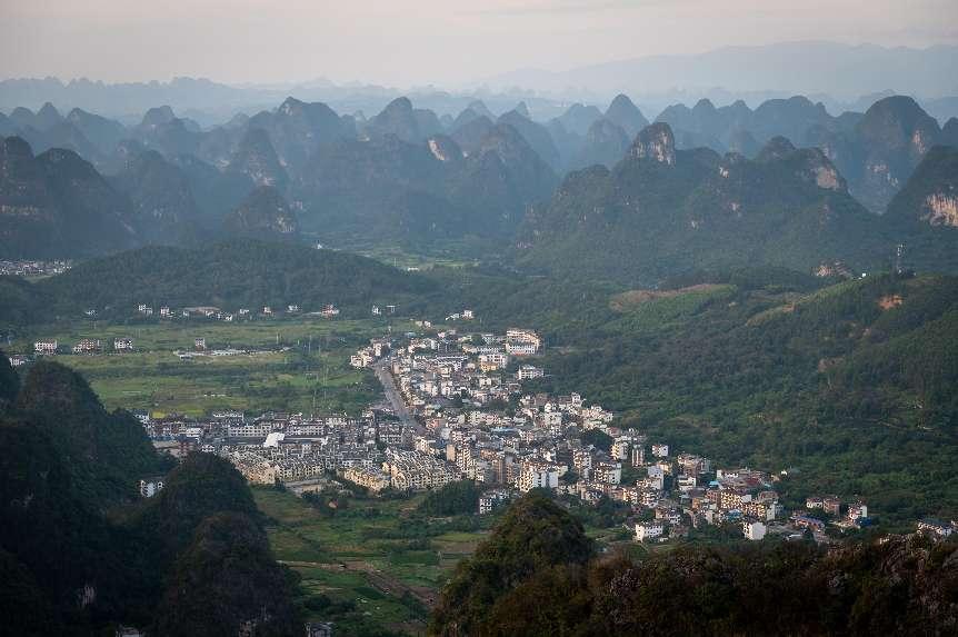 廣西層巒疊嶂，郁郁蔥蔥。 人民網(wǎng) 嚴立政攝