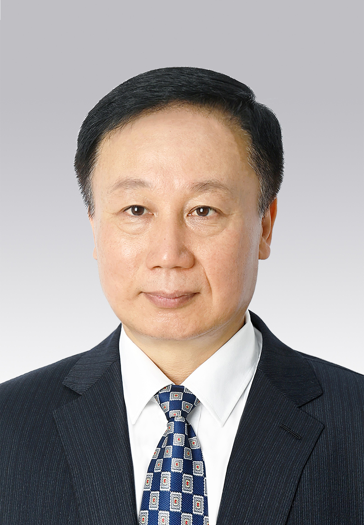 馬宏偉，男，滿族，1969年4月生，研究生學(xué)歷，中共黨員，現(xiàn)任人民日?qǐng)?bào)社副總編輯。