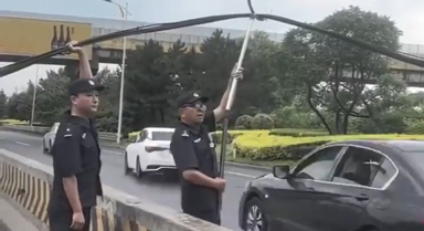 光纜因大雨脫落 民警托舉一小時(shí)